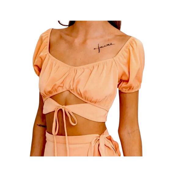 Le Lis Peach Puffed Short Sleeve Front Tie Elastic Neck Sleeve Crop Top L - Picture 1 of 15